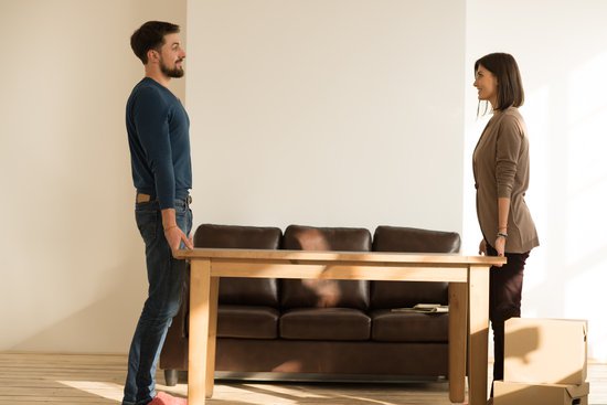 شخصان ينقلان الأثاث من أجل التجديد